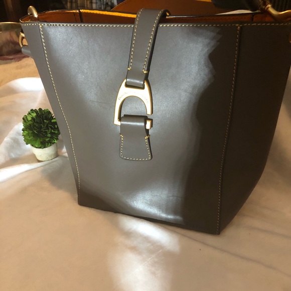 Dooney & Bourke Handbags - Beautiful Dooney and Bourke purse